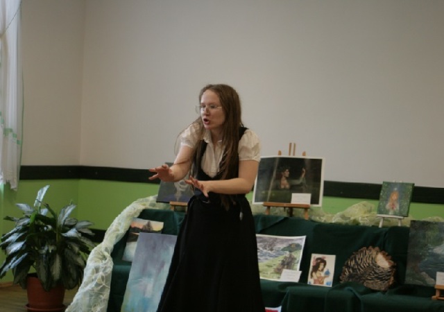 Zwyciężczyni konkursu recytatorskiego w czasie występu